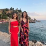 Tanya Sharma Instagram – OUTFITS WE WORE IN TURKEY 🇹🇷 #sisters #reels #reelkarofeelkaro #reelitfeelit #siblings #travelreels #trending #transition #turkey #sharmasisters #tanyasharma