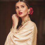 Tara Sutaria Instagram – Baatein phoolon jaisi,
Dil pe ishq ki laali,
Aisa ishq hua hai, jaise aayi Diwali 🪔♥️✨ #Apurva