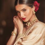 Tara Sutaria Instagram – Baatein phoolon jaisi,
Dil pe ishq ki laali,
Aisa ishq hua hai, jaise aayi Diwali 🪔♥️✨ #Apurva