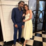 Tara Sutaria Instagram - Yeh kaisi mulaqat hai Jaise sadiyon se tum meri jaan ho Ab kaise main yeh samjhaoon Kitne arso se tumhara hi mujhe Intezaar hai 🖤 Before the music video releases tonight, here are some moments of sweetness from our time filming with the most merry (and hungry) team. You can imagine how well we got along! 😂🍔🎥 P.S. - Can’t stop humming the song. Just sublime!
