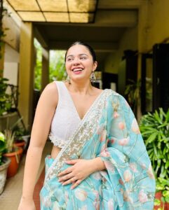 Tarjanee Bhadla Instagram - Konsa haq? Kaisa Haq? 
.
.
.
#selfflirting101 
.
.
Thank you to @rajesh_sarees for always being the last minute saviours🦋
.
.
#3ekka#tronekka#successparty