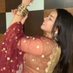 Tarjanee Bhadla Instagram – The transition that every gujju is waiting for! 
.
.
.
.
#navratri#chaniyacholi#redcholi#garbatransition#gujjuthings#gujjugirl#gujaratigarba#gujaratigirl#tarjaneebhadla#tarjanee_bhadla#gujaratifilmactress#gujaratifilms#gujaratifilm