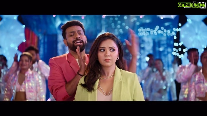Tarjanee Bhadla Instagram - આવી ગયા રે વાદળ, આવી ગયો રે શ્રાવણ, મોરલીયો બોલે જો ને ત્યાં... ટેહુંક! “Tehunk” song out now! Music @kedarandbhargav ( @dr.kedar and @bhargav_purohit) Singers @adityagadhviofficial and @bhargav_purohit Lyrics @bhargav_purohit Choreography @krunalsoni2468 Starring @actoryash @malhar028 @mitragadhvi @esharkansara @kinjalrajpriya @tarjanee_official 3 EKKA releasing on 18th August! Produced by @anandpandit and @vaishalshah7 Directed by @rajesh_filmcrafting Written by @parth__85 and @chetandaiya Creative director @parth__85 Distribution by : @vandanshah1981 @anandpanditmotionpictures @jannockfilmsllp @jojoapp.in #3Ekka #TronEkka #Tehunk