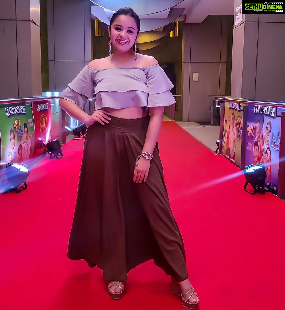 Tarjanee Bhadla Instagram - Yesterday night at the premiere of Bushirt T-shirt! What a hilarious film it was! Everyone's performance is amazing and it's shot beautifully! Go watch it now with your family!