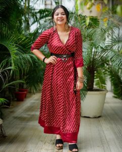 Tarjanee Bhadla Instagram - Life is what happens to you when you are busy making plans…
.
.
.
Experiencing this heavily right now! 
.
.
.
Outfit by @designer_ketan 
Photos by @karangurjarfilms @thedepthsoffield_ 
.
.
#3ekka#tronekka#gujaratifilm#gujaratifilmactress#tarjaneebhadla#tarjanee#ethnicphotoshoot#indianwear#angrakha#angrakhastyle#indianoutfit