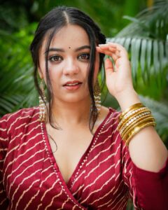 Tarjanee Bhadla Instagram - Life is what happens to you when you are busy making plans…
.
.
.
Experiencing this heavily right now! 
.
.
.
Outfit by @designer_ketan 
Photos by @karangurjarfilms @thedepthsoffield_ 
.
.
#3ekka#tronekka#gujaratifilm#gujaratifilmactress#tarjaneebhadla#tarjanee#ethnicphotoshoot#indianwear#angrakha#angrakhastyle#indianoutfit