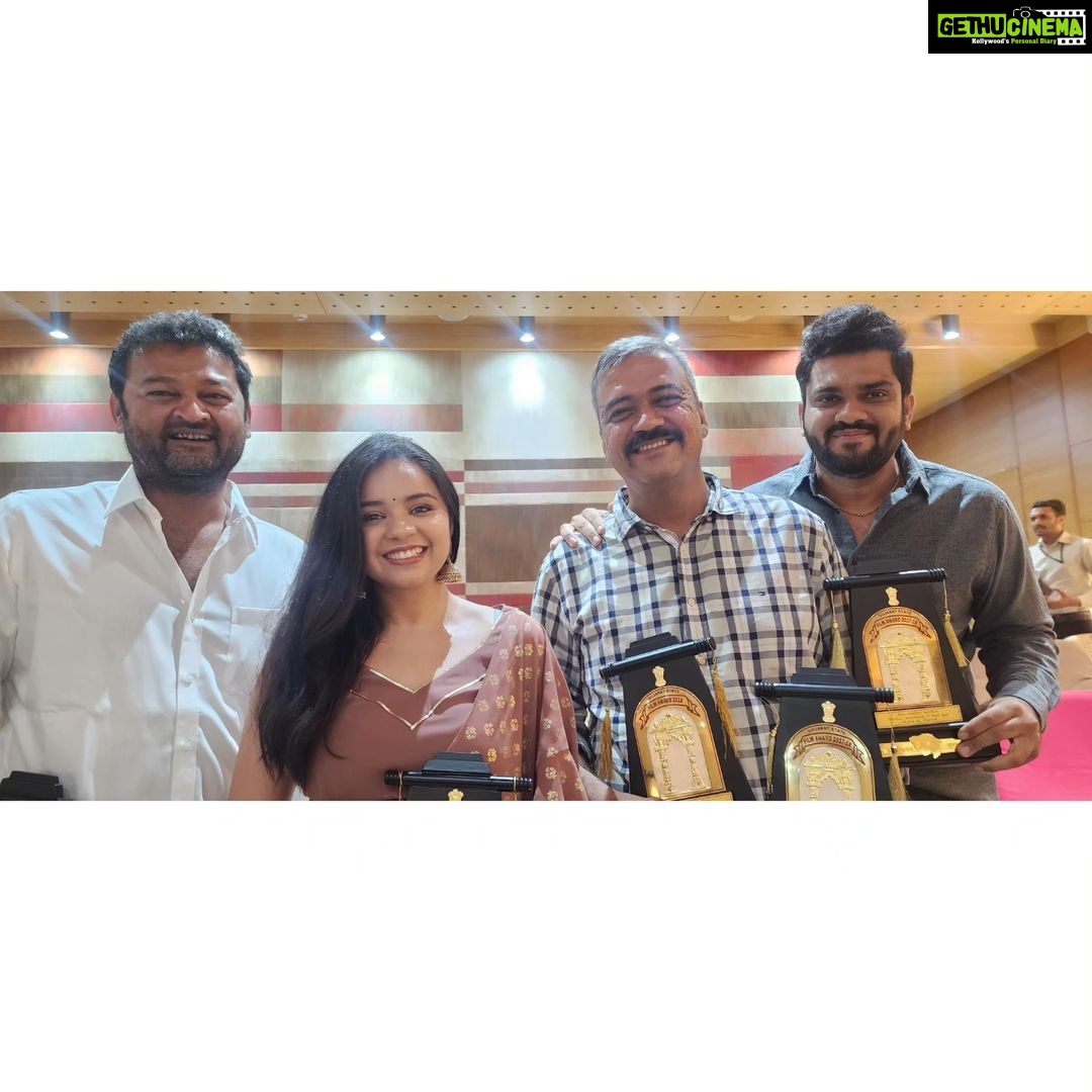Tarjanee Bhadla Instagram - The best part about this award was that we could share the victory smiles with so many loving faces! Thank you mumma and rk dada for coming and supporting me🤍 And kuddos to my cousin brother for winning a state award for best background score for bajaaba- the daughter @kandarp_kavishwar Making our family proud🙏🏻 Last pic credit @shashvat_2416 🌏