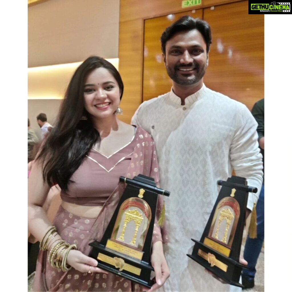 Tarjanee Bhadla Instagram - The best part about this award was that we could share the victory smiles with so many loving faces! Thank you mumma and rk dada for coming and supporting me🤍 And kuddos to my cousin brother for winning a state award for best background score for bajaaba- the daughter @kandarp_kavishwar Making our family proud🙏🏻 Last pic credit @shashvat_2416 🌏