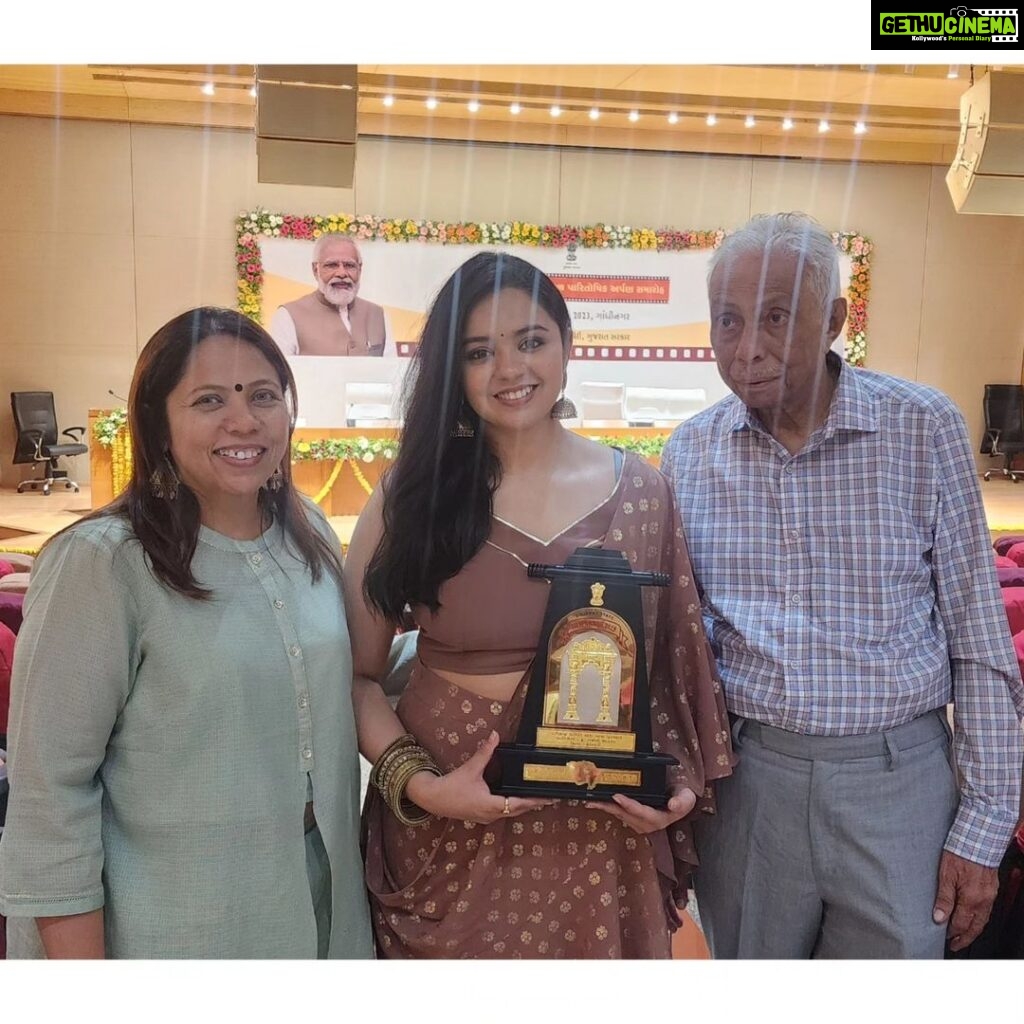 Tarjanee Bhadla Instagram - The best part about this award was that we could share the victory smiles with so many loving faces! Thank you mumma and rk dada for coming and supporting me🤍 And kuddos to my cousin brother for winning a state award for best background score for bajaaba- the daughter @kandarp_kavishwar Making our family proud🙏🏻 Last pic credit @shashvat_2416 🌏