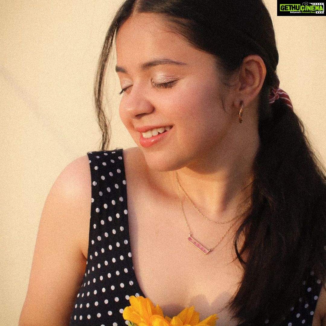 Tarjanee Bhadla Instagram - Streching towards the sky like ai don't caređź’› . . . clicked by @manushii.pcshah . . #photoshoot#sunkissed #sunflower#polkadotdress #sunnyvibes#grainyphoto #tarjaneebhadla#tarjanee #sunnyphotoshoot#photography#potraitshopt#potrait
