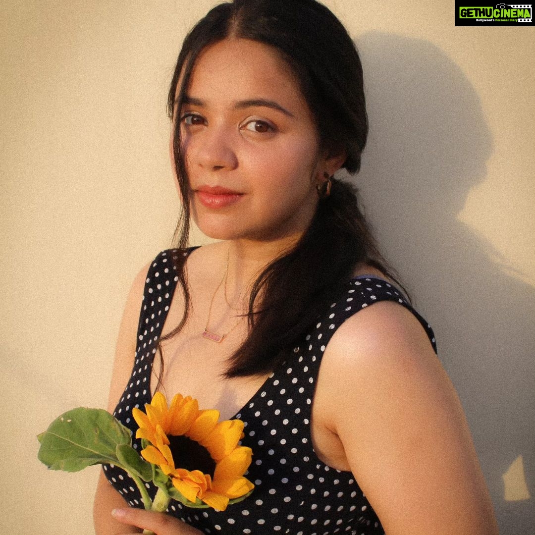 Tarjanee Bhadla Instagram - Streching towards the sky like ai don't caređź’› . . . clicked by @manushii.pcshah . . #photoshoot#sunkissed #sunflower#polkadotdress #sunnyvibes#grainyphoto #tarjaneebhadla#tarjanee #sunnyphotoshoot#photography#potraitshopt#potrait