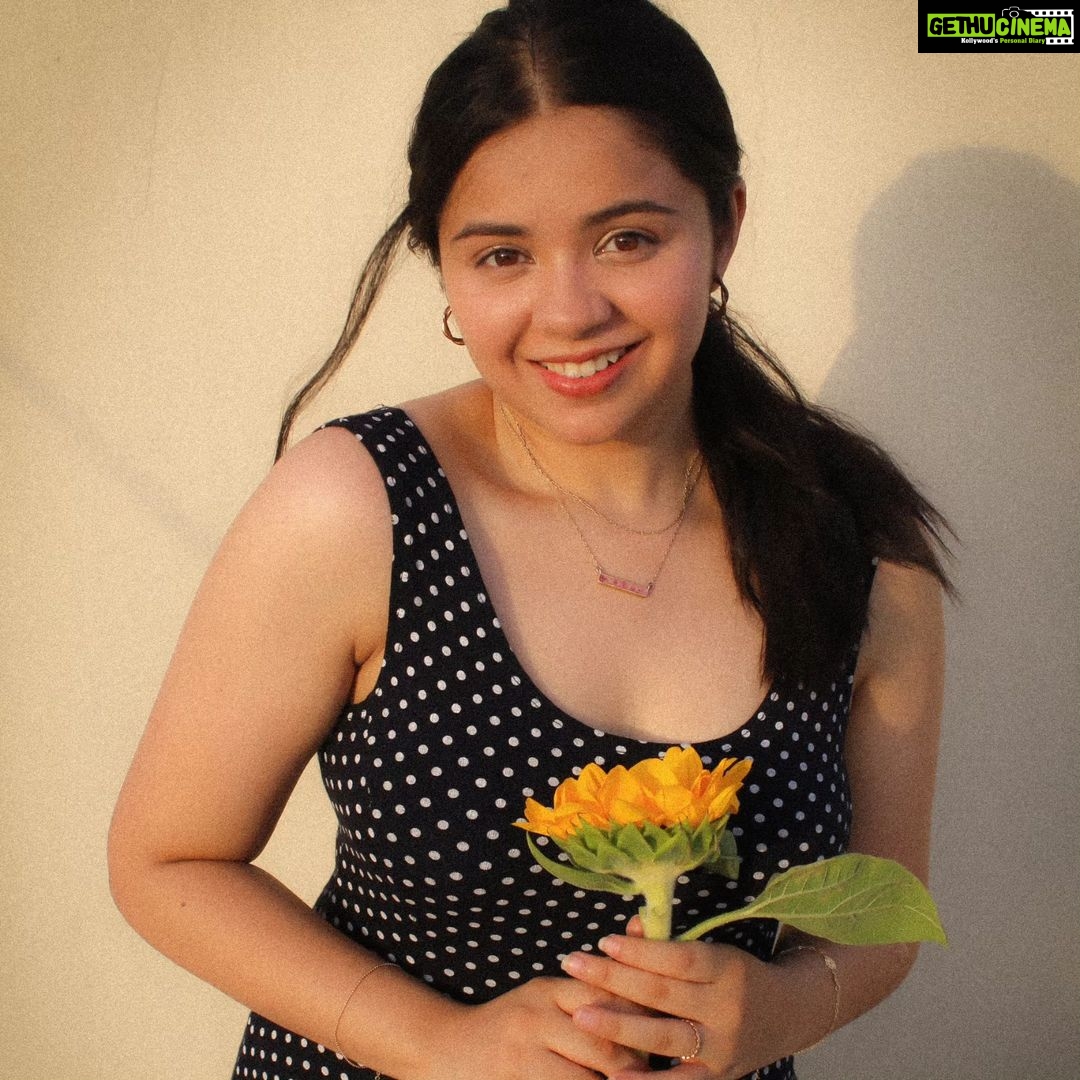 Tarjanee Bhadla Instagram - Streching towards the sky like ai don't caređź’› . . . clicked by @manushii.pcshah . . #photoshoot#sunkissed #sunflower#polkadotdress #sunnyvibes#grainyphoto #tarjaneebhadla#tarjanee #sunnyphotoshoot#photography#potraitshopt#potrait