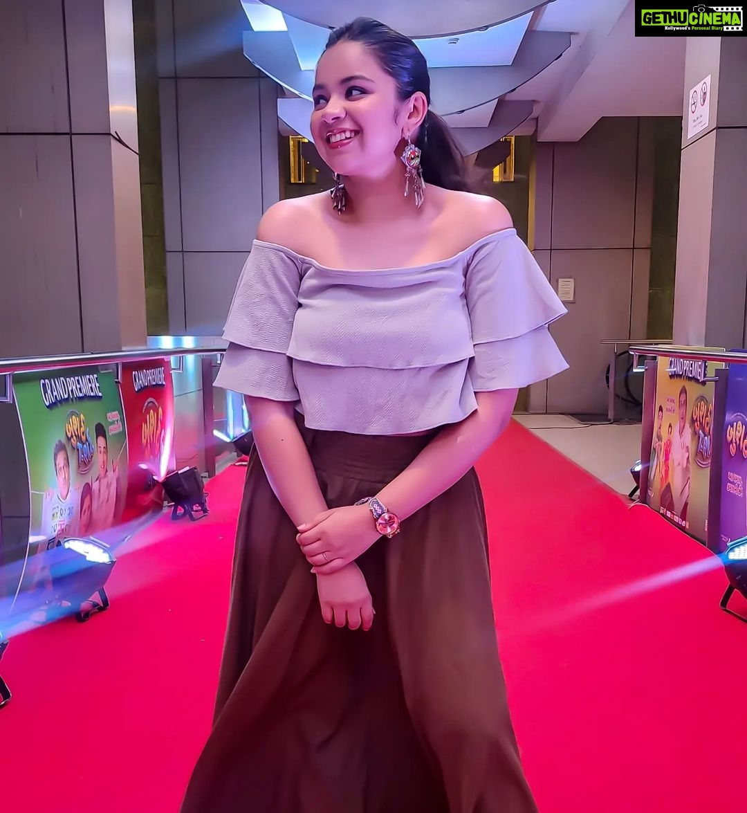 Tarjanee Bhadla Instagram - Yesterday night at the premiere of Bushirt T-shirt! What a hilarious film it was! Everyone's performance is amazing and it's shot beautifully! Go watch it now with your family!