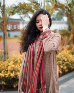 Tarjanee Bhadla Instagram - Autumn🍁
.
.
.

Outfit: @saundhindia
Style by : @ishhaa_nagar
W/: @rudradave33
Photography @karangurjarfilms 
.
.
#autumnlook#indianethnicwear#kurtilook#tarjanee#gujarati