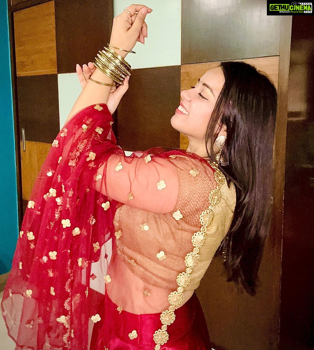 Tarjanee Bhadla Instagram - swipe π to see the transition from NAUGHTY to NICE! . . . . #redcholi#navratri#garba#chaniyacholi#navratrilook#gujjugirl#gujarati#gujaratichokri#redchniyacholi#dupatta#prenavratrilook#tarjanee#tarjaneebhadla#gujaratifilm#gujaratifilms