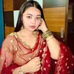 Tarjanee Bhadla Instagram - swipe 👈 to see the transition from NAUGHTY to NICE! . . . . #redcholi#navratri#garba#chaniyacholi#navratrilook#gujjugirl#gujarati#gujaratichokri#redchniyacholi#dupatta#prenavratrilook#tarjanee#tarjaneebhadla#gujaratifilm#gujaratifilms