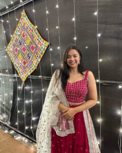 Tarjanee Bhadla Instagram - Thodi baatien leke ana, saari raatien leke ana🤍
.
.
.
.
.

#NavratriVibes #PinkCholi #Throwback #GujaratiFilmStar  #NavratriTradition #NostalgicMemories #GujaratiCulture #NavratriCelebrations #PinkOutfit #IndianFestivals #TraditionalAttire #GujaratiTraditions #DancePerformance #UpliftingMusic #CelebratorySpirits #FestiveMoods #BrightColors #GlamorousOutfit #ThrowbackMoment #CulturalHeritage