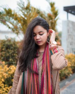Tarjanee Bhadla Instagram - Autumn🍁
.
.
.

Outfit: @saundhindia
Style by : @ishhaa_nagar
W/: @rudradave33
Photography @karangurjarfilms 
.
.
#autumnlook#indianethnicwear#kurtilook#tarjanee#gujarati