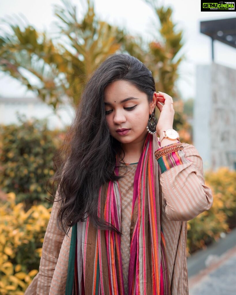 Tarjanee Bhadla Instagram - Autumn🍁 . . . Outfit: @saundhindia Style by : @ishhaa_nagar W/: @rudradave33 Photography @karangurjarfilms . . #autumnlook#indianethnicwear#kurtilook#tarjanee#gujarati