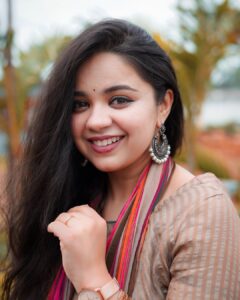 Tarjanee Bhadla Instagram - Autumn🍁
.
.
.

Outfit: @saundhindia
Style by : @ishhaa_nagar
W/: @rudradave33
Photography @karangurjarfilms 
.
.
#autumnlook#indianethnicwear#kurtilook#tarjanee#gujarati