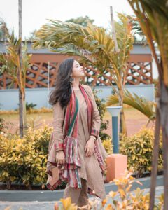 Tarjanee Bhadla Instagram - Autumn🍁
.
.
.

Outfit: @saundhindia
Style by : @ishhaa_nagar
W/: @rudradave33
Photography @karangurjarfilms 
.
.
#autumnlook#indianethnicwear#kurtilook#tarjanee#gujarati