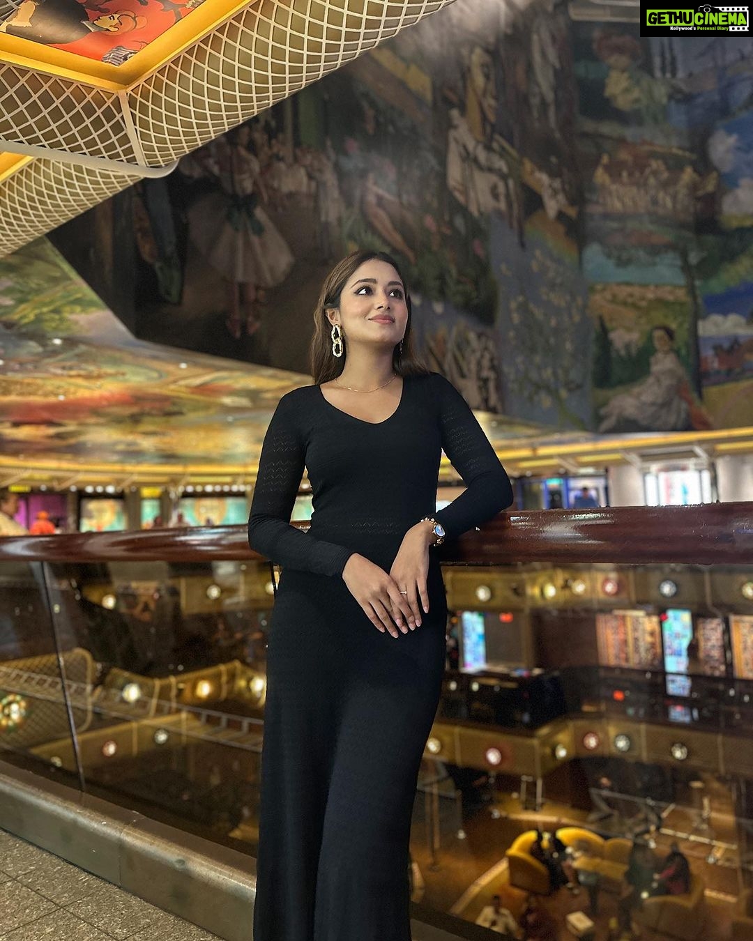 Tasnia Farin - 94.3K Likes - Tad bit of elegance