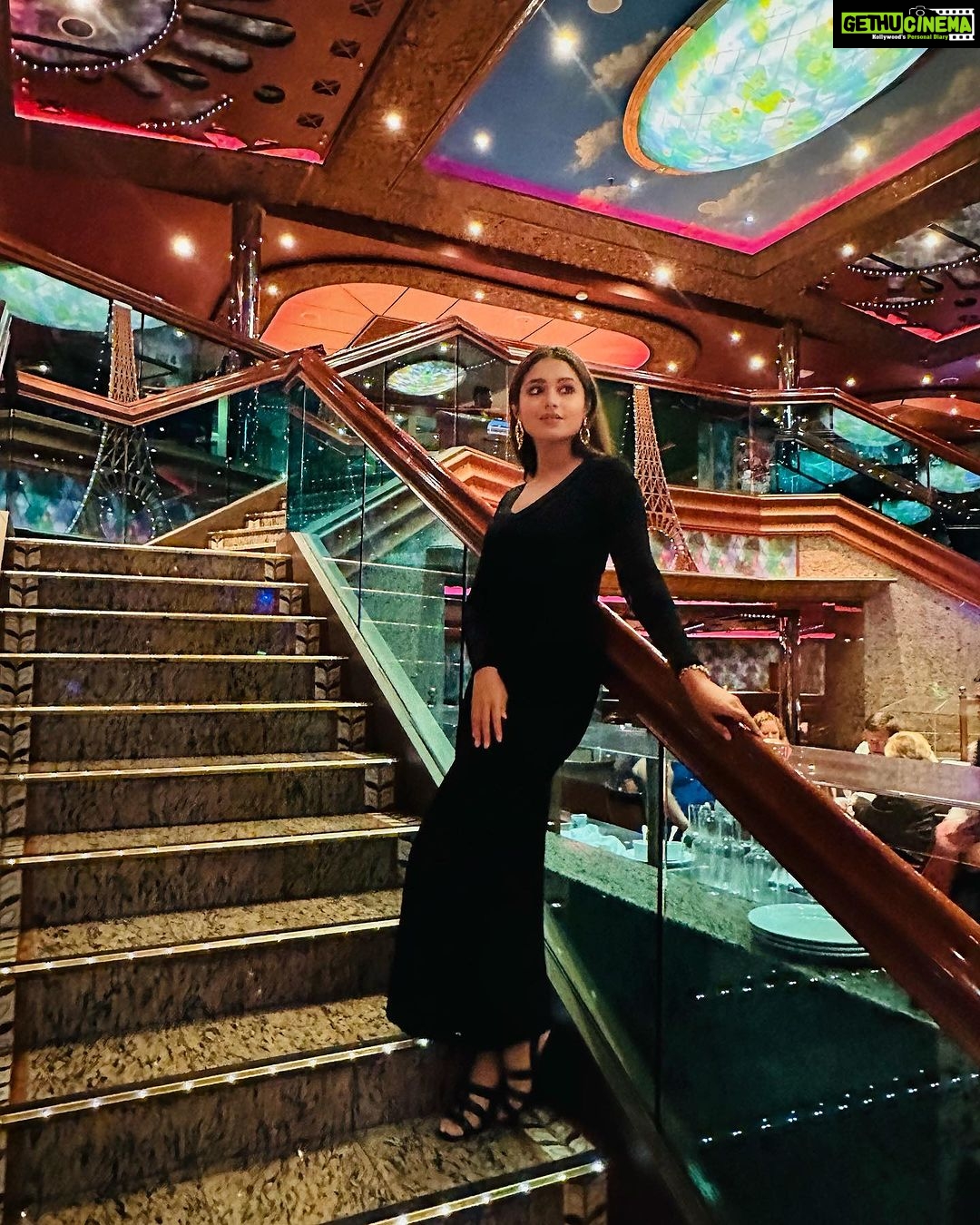 Tasnia Farin - 94.3K Likes - Tad bit of elegance