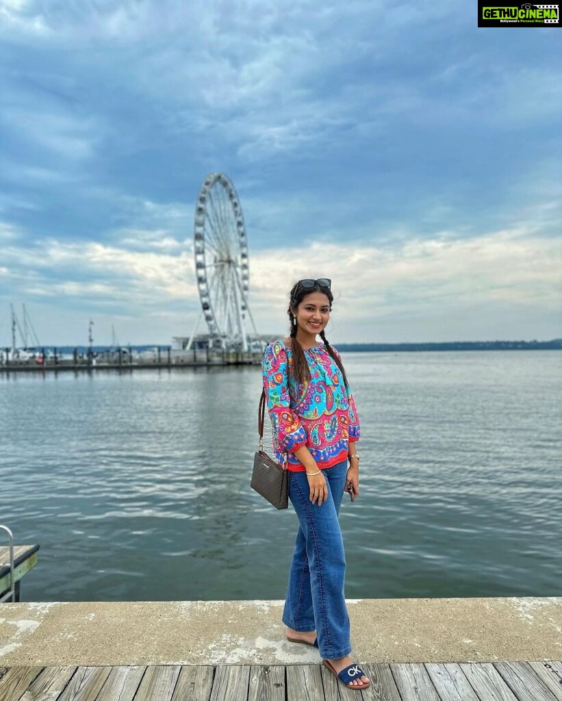 Tasnia Farin Instagram - Sunny day Gaylord National Harbor Pier