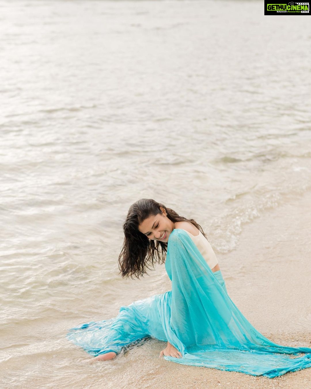 Tasnia Farin - 158.2K Likes - মেঘ বিজড়িত রাঙা গোধূলি
নামিয়া এল বুঝি পথ ভুলি
তাহার অঙ্গ তরঙ্গ বিভঙ্গে
কুলে কুলে নদীজল উথলায়
📸 @deen_thailandphotographer