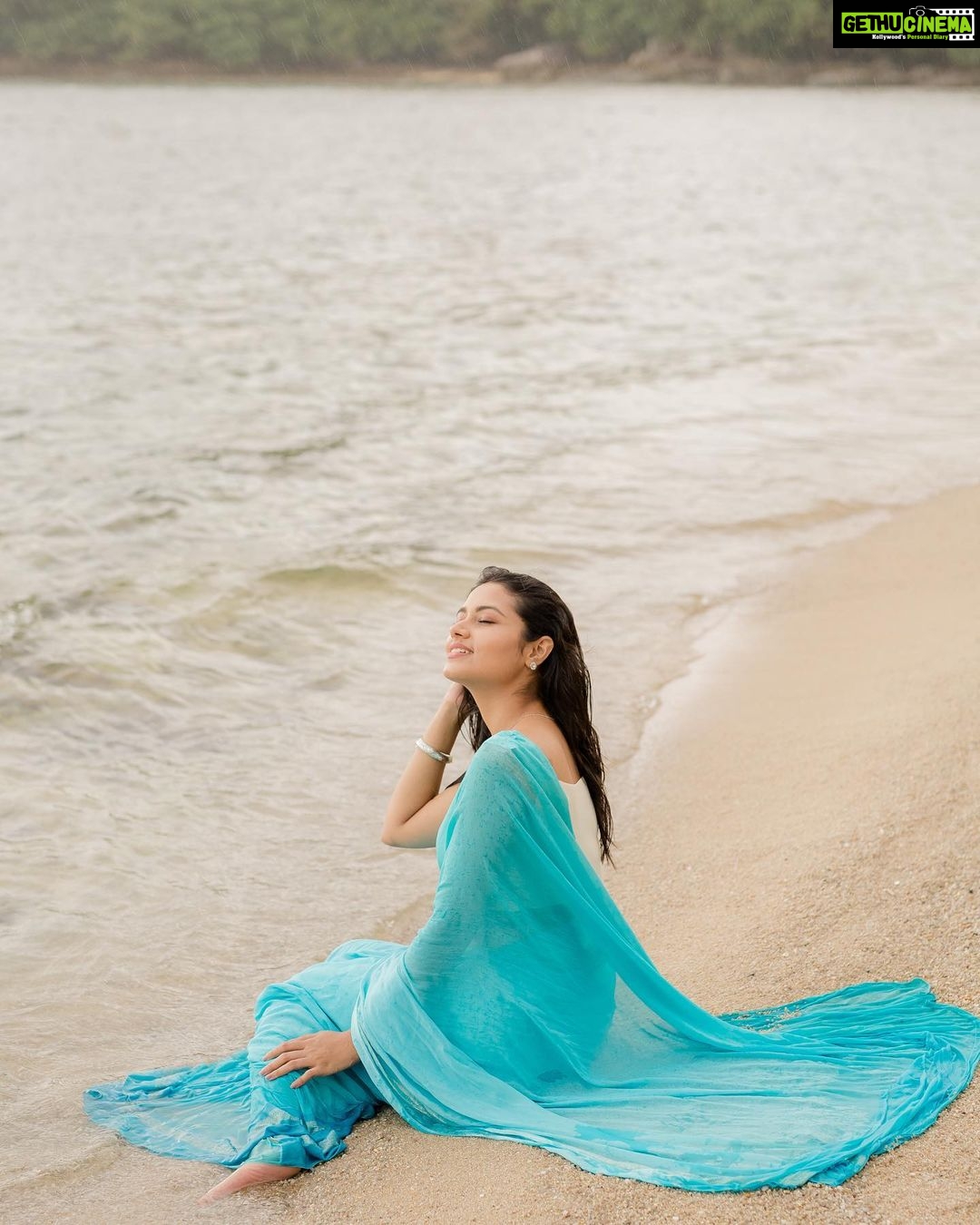 Tasnia Farin - 158.2K Likes - মেঘ বিজড়িত রাঙা গোধূলি
নামিয়া এল বুঝি পথ ভুলি
তাহার অঙ্গ তরঙ্গ বিভঙ্গে
কুলে কুলে নদীজল উথলায়
📸 @deen_thailandphotographer
