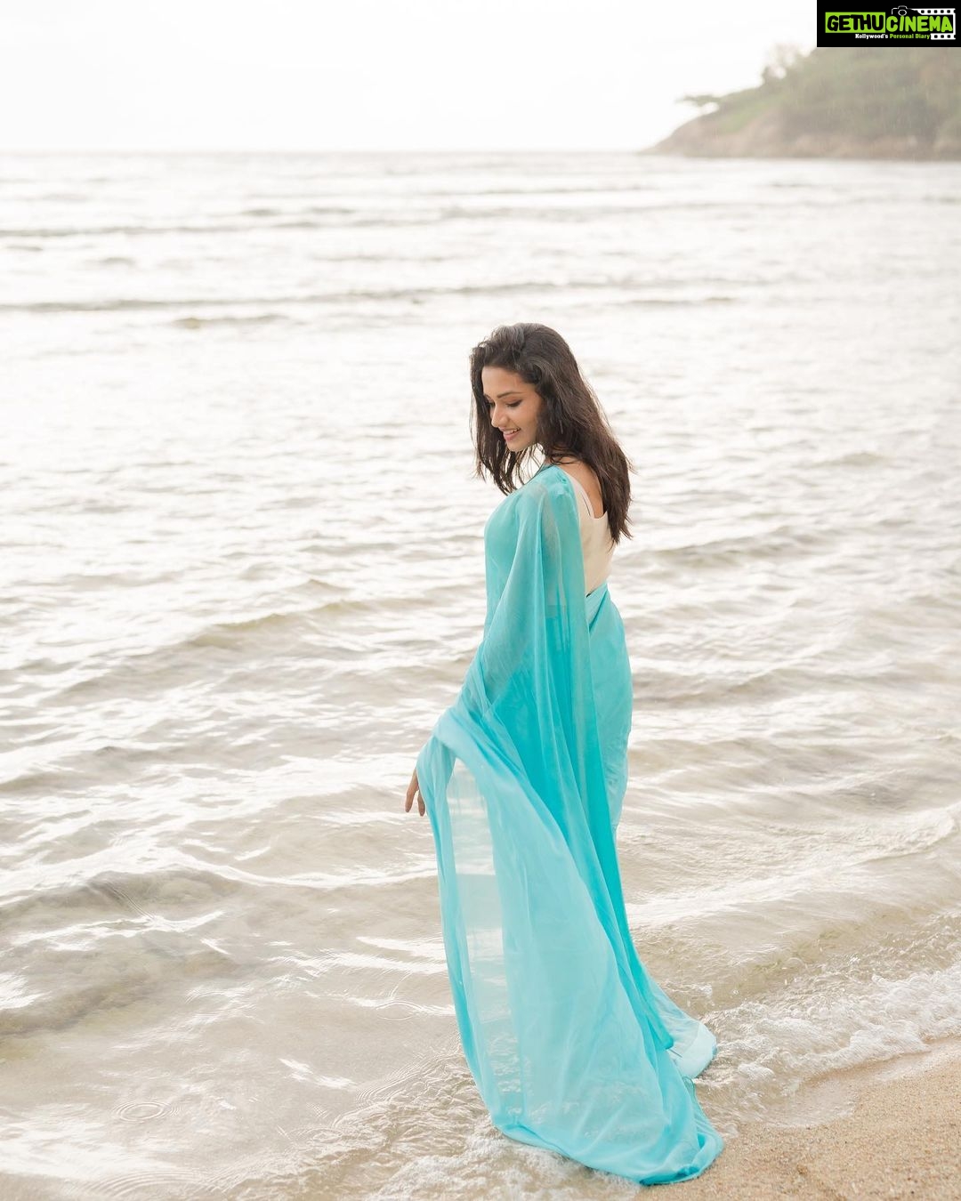 Tasnia Farin - 158.2K Likes - মেঘ বিজড়িত রাঙা গোধূলি
নামিয়া এল বুঝি পথ ভুলি
তাহার অঙ্গ তরঙ্গ বিভঙ্গে
কুলে কুলে নদীজল উথলায়
📸 @deen_thailandphotographer