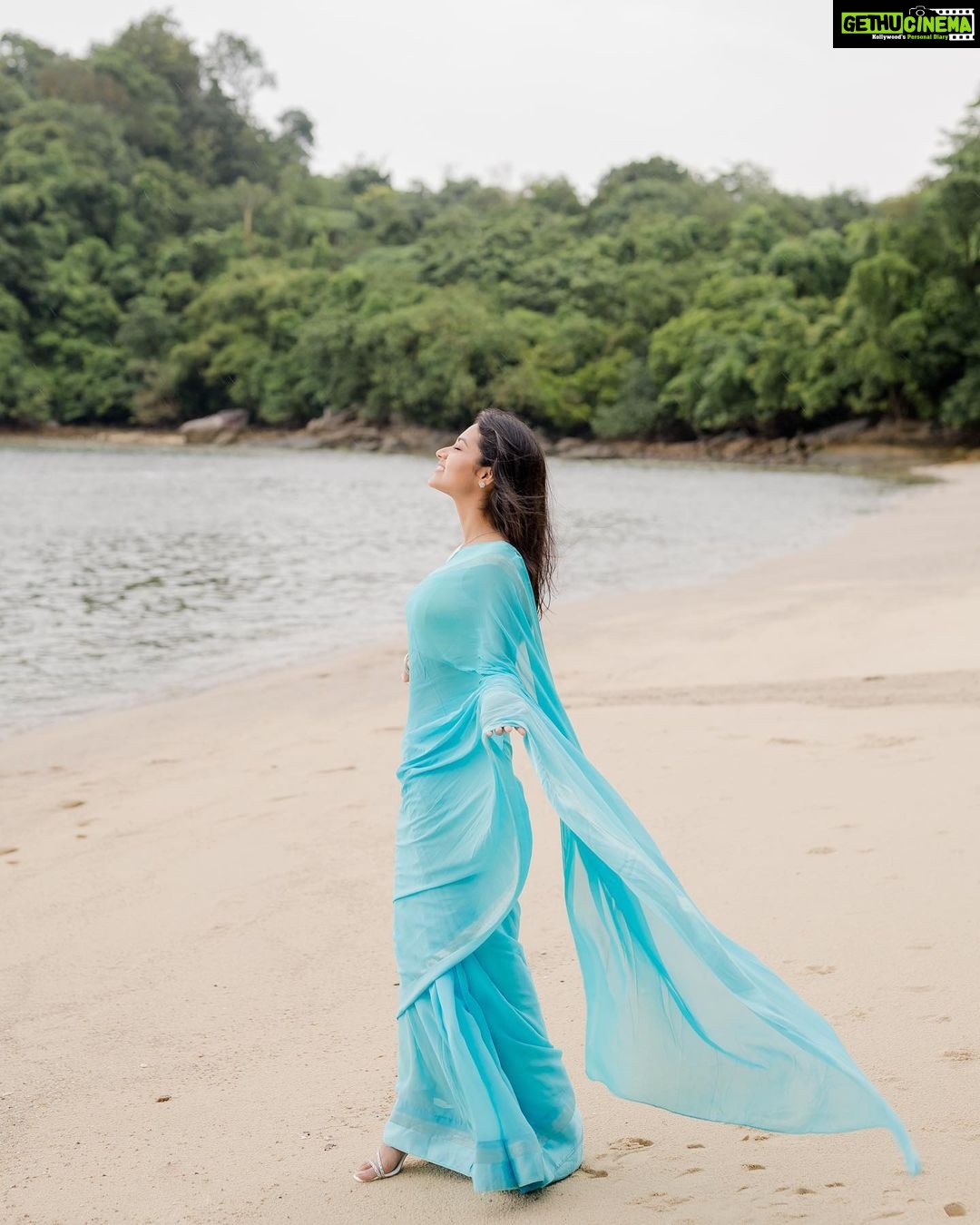 Tasnia Farin - 158.2K Likes - মেঘ বিজড়িত রাঙা গোধূলি
নামিয়া এল বুঝি পথ ভুলি
তাহার অঙ্গ তরঙ্গ বিভঙ্গে
কুলে কুলে নদীজল উথলায়
📸 @deen_thailandphotographer