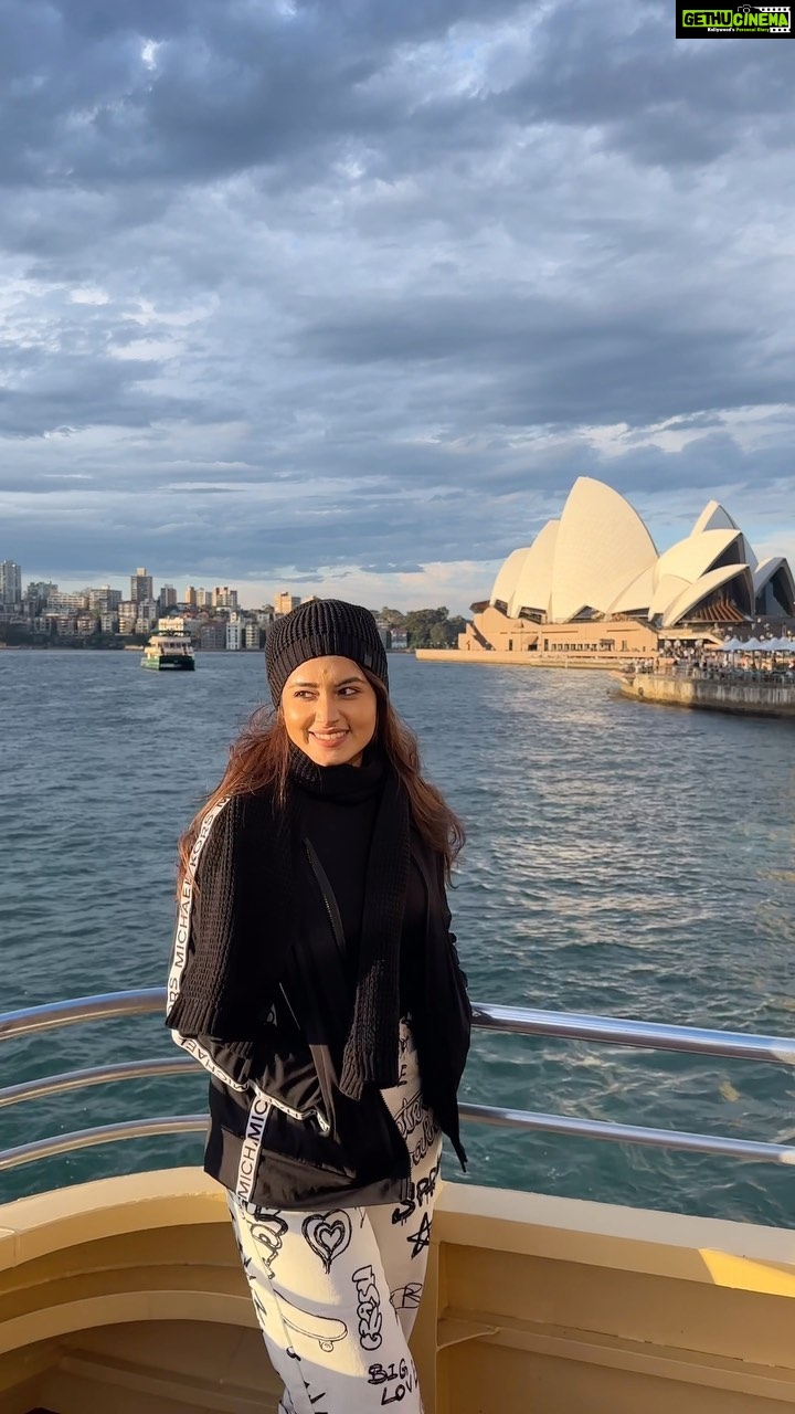 Tasnia Farin Instagram - সমুদ্র আমাকে বেশি টানে Opera House
