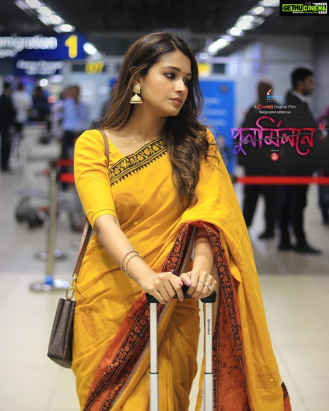 Tasnia Farin Instagram - সময় গেলে নাকি কমে ব্যথা তবে আমার কেন বাড়ে ব্যথা? পুনর্মিলনে: chorki.com/videos/punormilone-bangla-movie