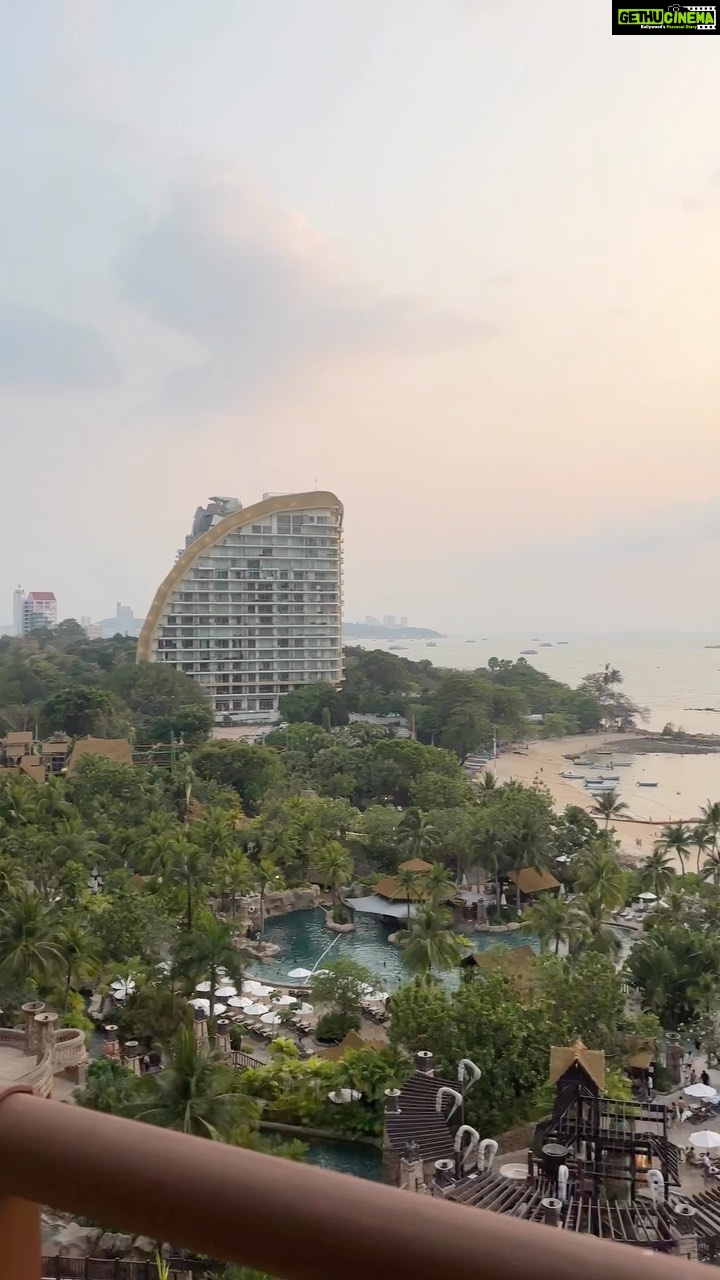 Tasnia Farin Instagram - This is what I needed #pattaya #thailand #travel Centara Grand Mirage Beach Resort Pattaya