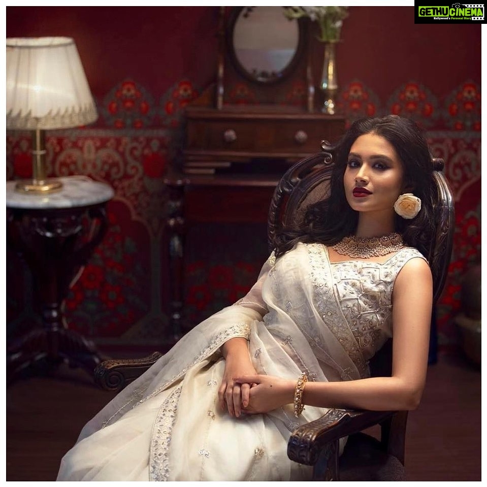 Tasnia Farin - 77.3K Likes - Shoot for @festivibefashion
Photographer @rony._rezaul
Styling @goutom_ssaha