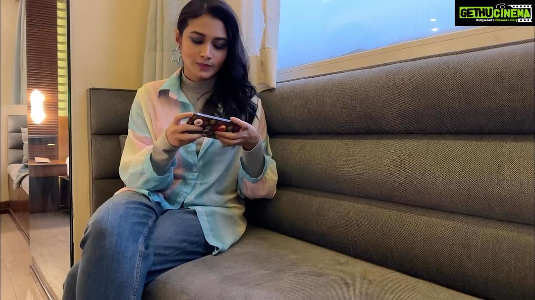 Tasnia Farin Instagram - যতটা জীবন দুটো হাতে ধরে…