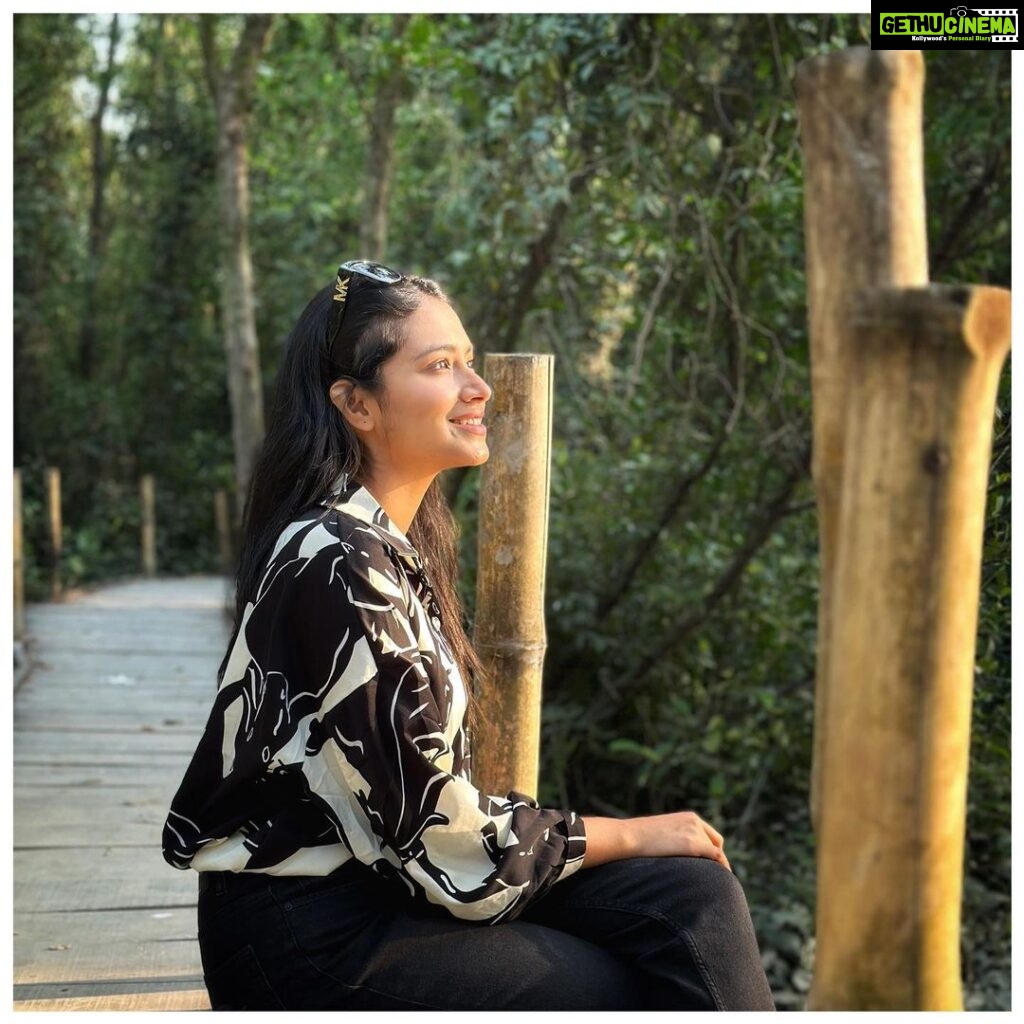 Tasnia Farin Instagram - A whisker away from the border ভারত-বাংলাদেশ সীমান্ত, ইছামতী নদী, দেবহাটা, সাতক্ষীরা