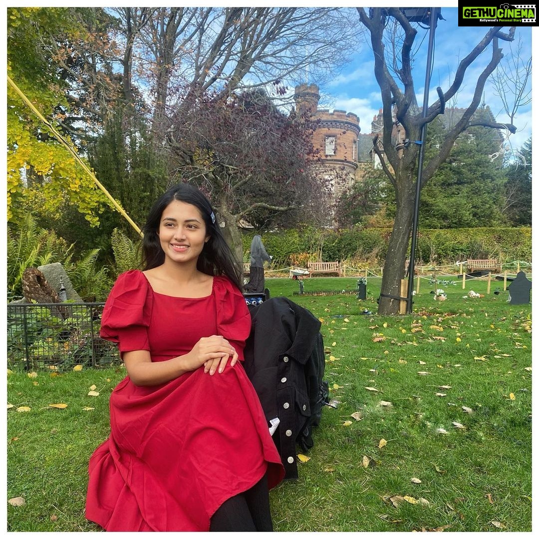 Tasnia Farin Instagram - A fun day out at the zoo Met a Giant Panda 🐼 for the first time (only his back though) And those Penguins were the cutest creatures 🐧 Edinburgh Zoo