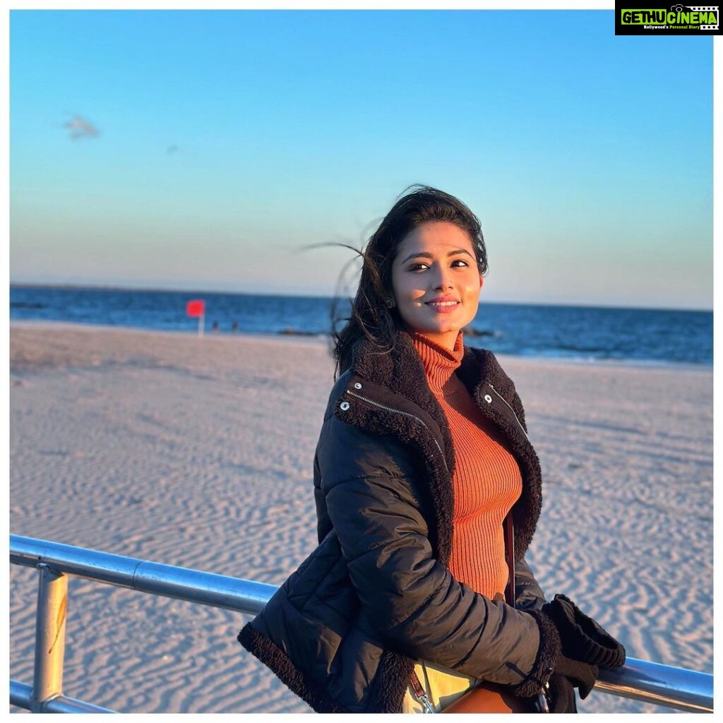 Tasnia Farin Instagram - Golden hour 📸 @tanjintisha Coney Island Board Walk