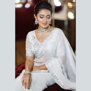 Tasnia Farin Instagram - About last night ✨ @ottdc_awards Outfit: @festivibe.official Jewellery: @amisheebd Makeover: @zahidkhanbridalmakeover Photography: @mh_bipu