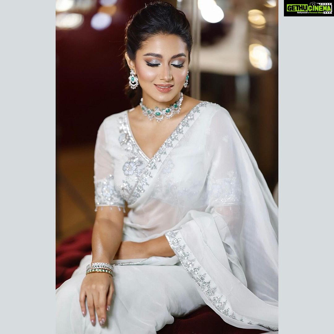 Tasnia Farin - 93K Likes - About last night ✨
@ottdc_awards
Outfit: @festivibe.official
Jewellery: @amisheebd
Makeover: @zahidkhanbridalmakeover
Photography: @mh_bipu