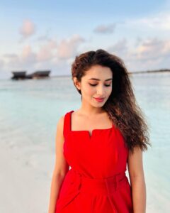 Tasnia Farin Instagram - Lately into red