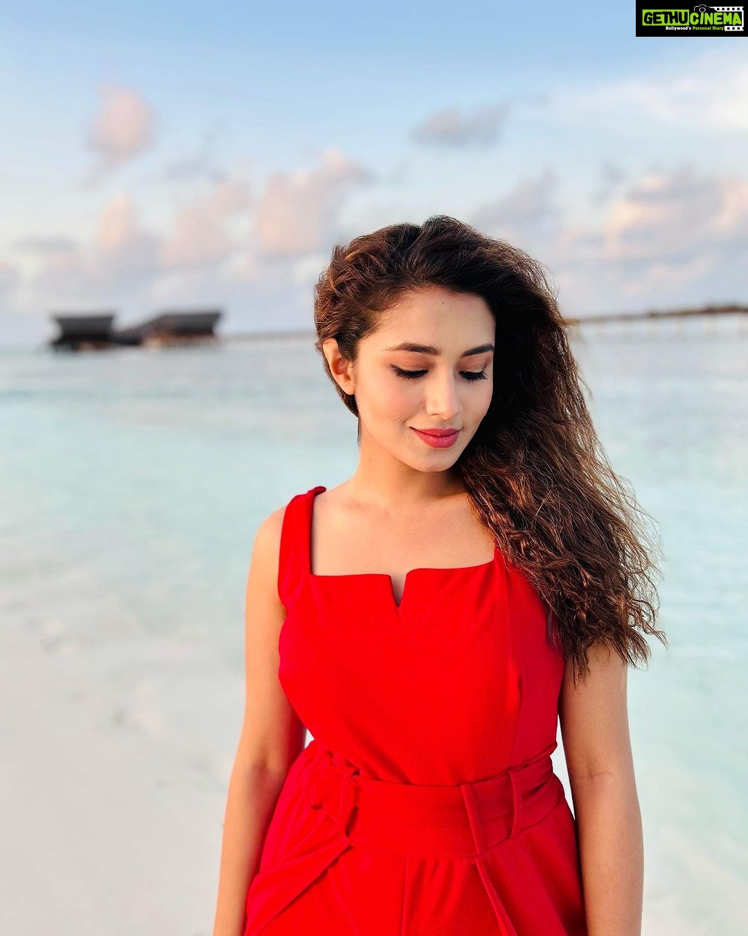 Tasnia Farin - 111.2K Likes - Lately into red
