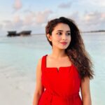 Tasnia Farin Instagram - Lately into red