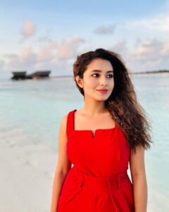 Tasnia Farin Instagram - Lately into red