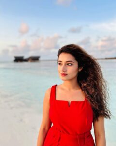 Tasnia Farin Instagram - Lately into red