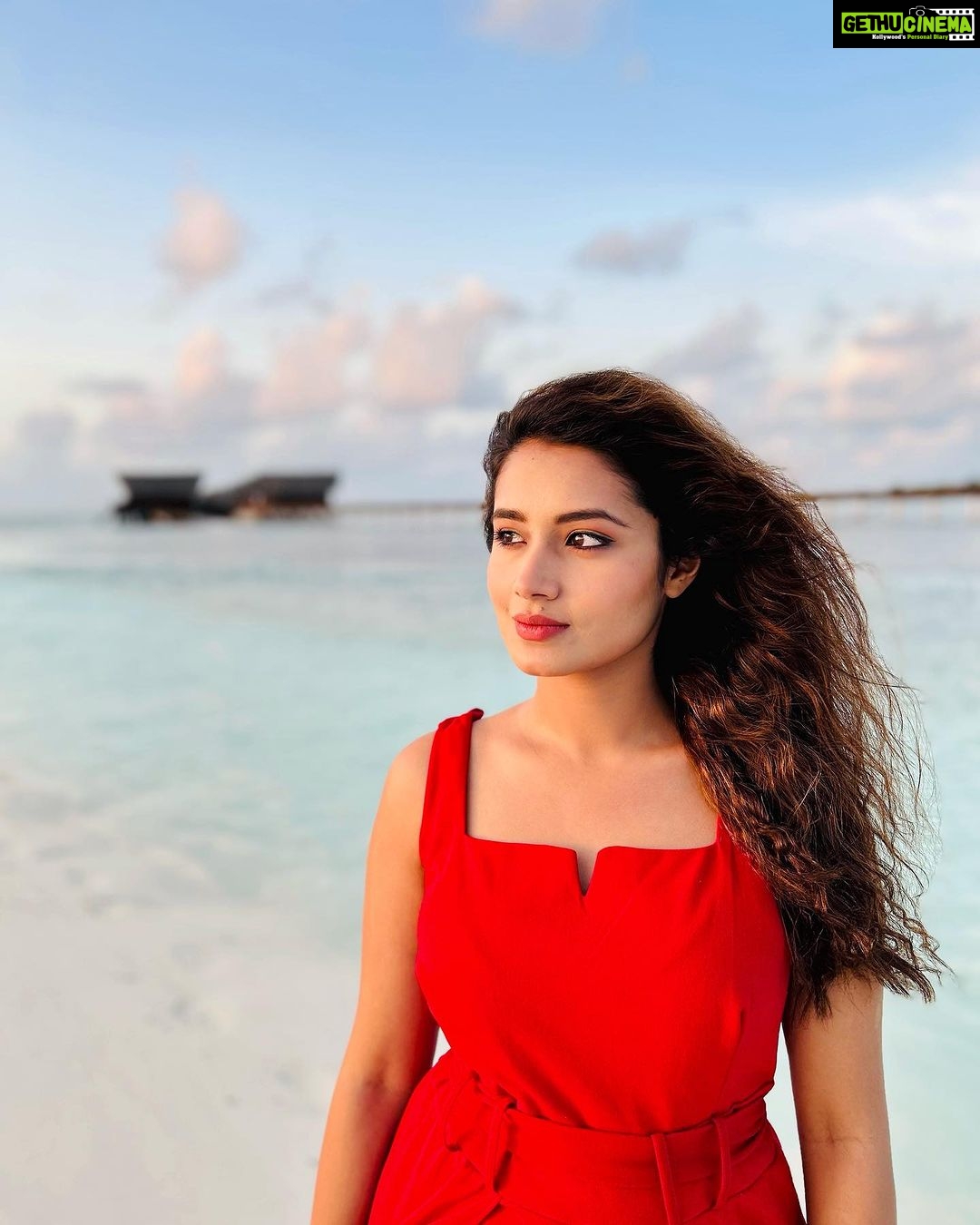 Tasnia Farin - 111.2K Likes - Lately into red