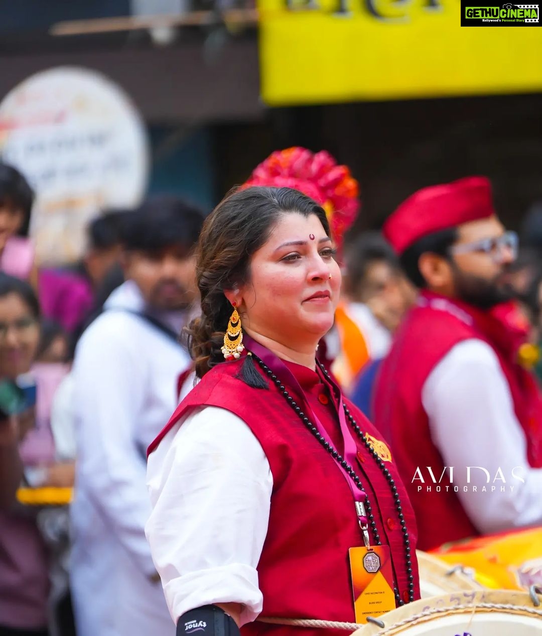 Tejaswini Pandit Instagram - गुलाबाची कळी..... . @tejaswini_pandit . . Click - @avidasphotogrphy Pathak :- @kalaawantdholpathak #pune #ganapati #morya #ganapati_bappa_morya #puneganpati #marathiacctress #tejaswwinipandit @ganeshutsavpune @punetimes @beingmarathi.1 @marathi_sanskrutii Lakshmi Road Pune