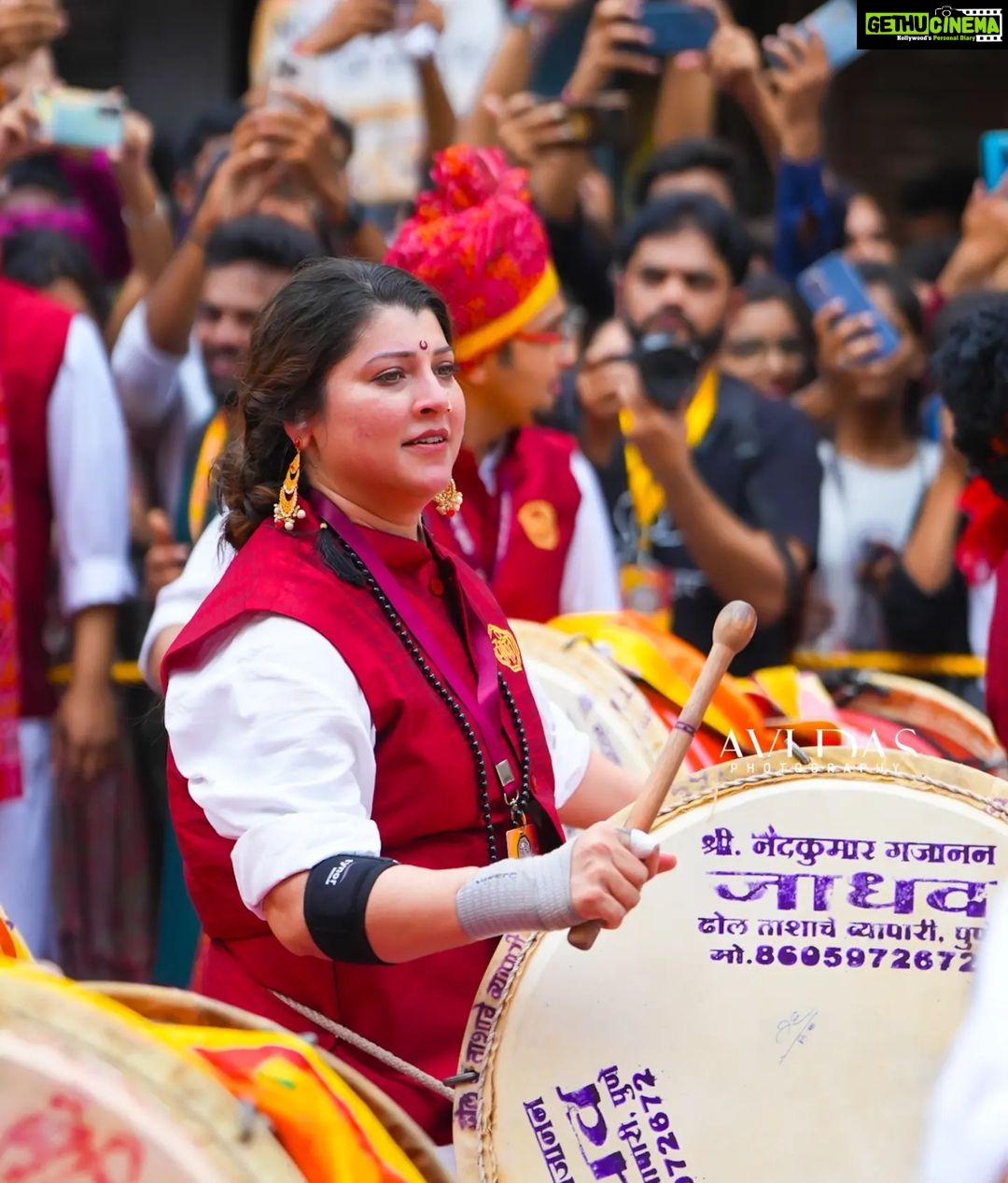 Tejaswini Pandit Instagram - गुलाबाची कळी..... . @tejaswini_pandit . . Click - @avidasphotogrphy Pathak :- @kalaawantdholpathak #pune #ganapati #morya #ganapati_bappa_morya #puneganpati #marathiacctress #tejaswwinipandit @ganeshutsavpune @punetimes @beingmarathi.1 @marathi_sanskrutii Lakshmi Road Pune